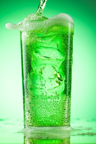 Het Gieten Van Groene Dragon Limonade Glas Met Stukjes Puur — Stockfoto