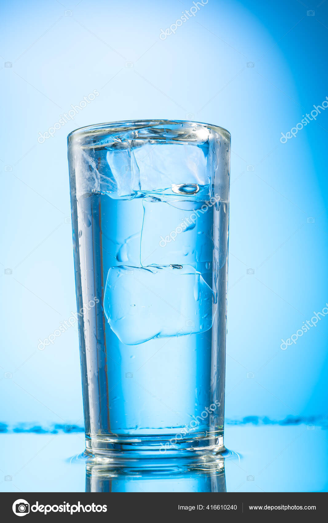 澄んだ水を青いグラデーションの背景に純粋な氷の塊でガラスに注ぎ ストック写真 C Bazilpp 澄んだ水を青いグラデーションの背景に純粋な氷の塊でガラスに注ぎ ストック写真 C Bazilpp