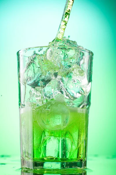 Nalévání Zelené Estragon Limonády Skla Kousky Čistého Ledu Zeleném Svahu — Stock fotografie