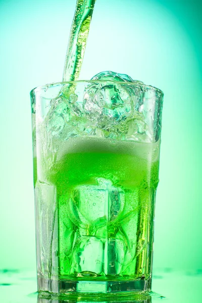 Gießen Grüner Estragon Limonade Glas Mit Stücken Reinen Echten Eises — Stockfoto