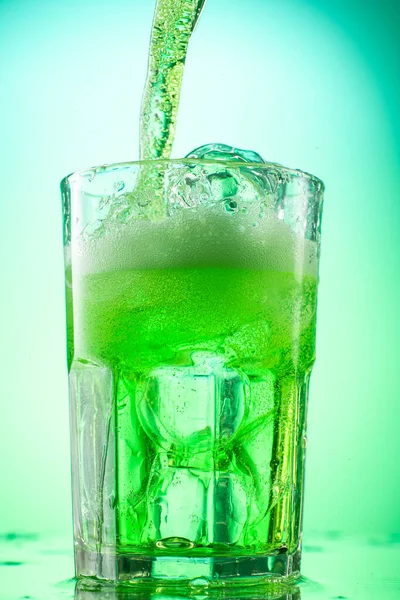 Verter Limonada Estragão Verde Vidro Com Pedaços Gelo Real Puro — Fotografia de Stock