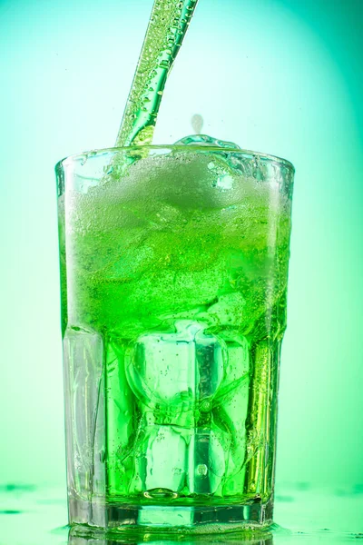 Het Gieten Van Groene Dragon Limonade Glas Met Stukjes Puur — Stockfoto