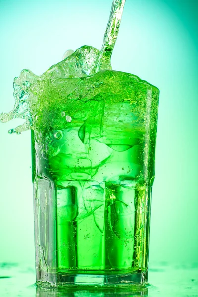 Het Gieten Van Groene Dragon Limonade Glas Met Stukjes Puur — Stockfoto