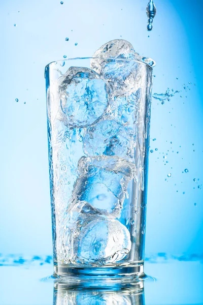 Hälla Klart Vatten Ett Glas Med Bitar Ren Riktig Blå — Stockfoto