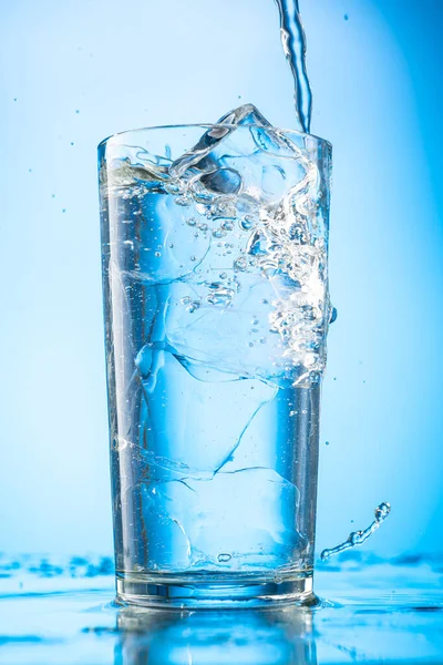 Χύστε Καθαρό Νερό Ένα Ποτήρι Κομμάτια Καθαρού Πραγματικού Πάγου Φόντο — Φωτογραφία Αρχείου