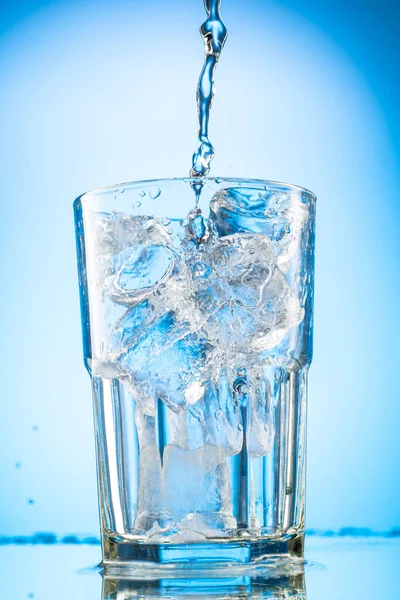 Pour Clear Water Glass Chunks Pure Real Ice Blue Gradient — Stock Photo, Image