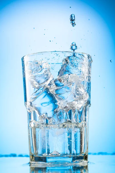 Pour Clear Water Glass Chunks Pure Real Ice Blue Gradient — Stock Photo, Image