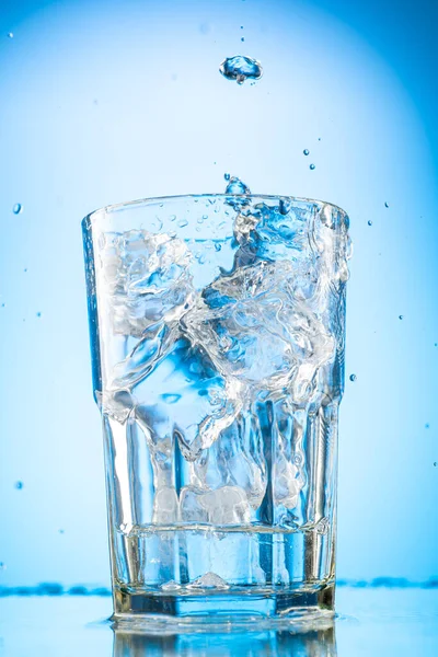 Pour Clear Water Glass Chunks Pure Real Ice Blue Gradient — Stock Photo, Image