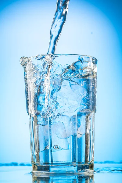 Залити Прозорою Водою Склянку Шматочками Чистого Реального Льоду Синьому Градієнтному — стокове фото