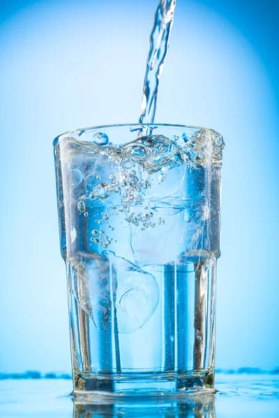 Hälla Klart Vatten Ett Glas Med Bitar Ren Riktig Blå — Stockfoto