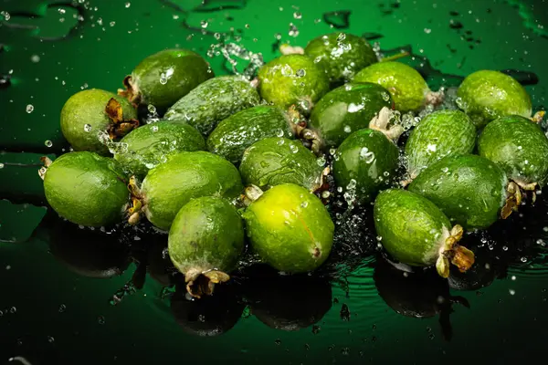 Verschillende Feijoa Vruchten Met Druppels Plons Water Donker Glas Met — Stockfoto