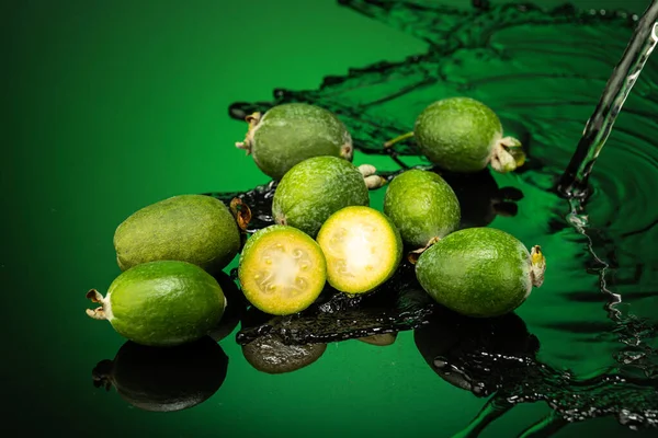 Verschillende Feijoa Vruchten Met Druppels Plons Water Donker Glas Met — Stockfoto