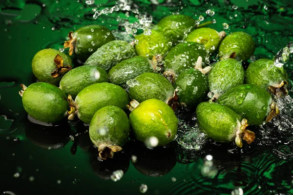 Verschillende Feijoa Vruchten Met Druppels Plons Water Donker Glas Met — Stockfoto
