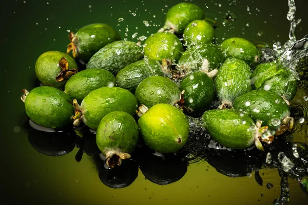 Verschillende Feijoa Vruchten Met Druppels Plons Water Donker Glas Met — Stockfoto