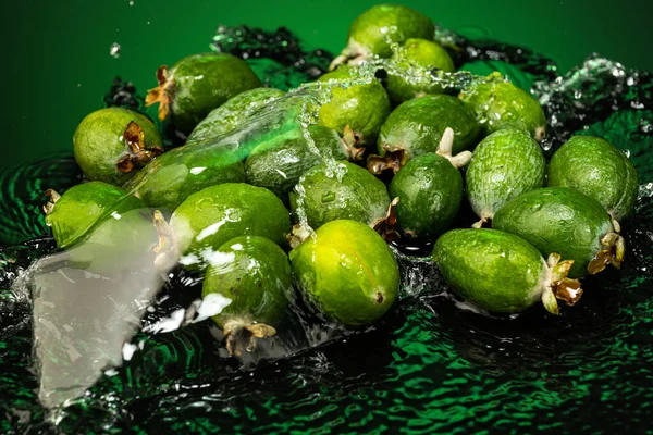 Verschillende Feijoa Vruchten Met Druppels Plons Water Donker Glas Met — Stockfoto