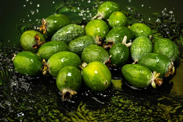 Verschillende Feijoa Vruchten Met Druppels Plons Water Donker Glas Met — Stockfoto