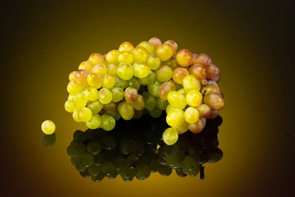 Zoete Rozijnen Druiven Een Tak Een Gradiënt Achtergrond Met Reflectie — Stockfoto