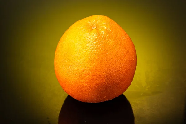 Dos Naranjas Enteras Cortadas Por Mitad Con Gotas Salpicaduras Agua —  Fotos de Stock