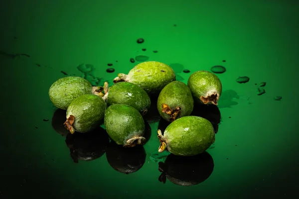 Verschillende Feijoa Vruchten Met Druppels Plons Water Donker Glas Met — Stockfoto