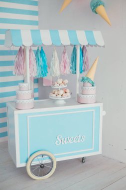 Bir çocuğun doğum günü kutlaması için parlak pastel renkler bar şeker. Tatlı, pasta ve şekerleme. Parti dekor.