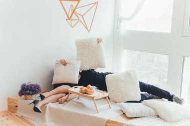 Aşık çift harcamak zaman birlikte, yalan pencere ve kahkaha. Onlar yastık saklanıyor. Onlar neşeli ve mutlu.