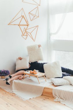 Sevgi dolu çift bir modern moda dairede birlikte vakit, pencere ve gülmek yalan. Onlar yastık saklanıyor. Onlar neşeli ve mutlu.