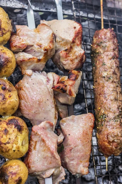 Gebakken Voedsel Grill Bereiding Van Vlees Met Knapperige Korst Aardappelen — Stockfoto