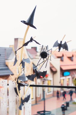 Hamile bir kızın büyük göbek su bir arka plan üzerinde gri elbise giymiş. Kocası yavaşça karın hamile eşi hugs.