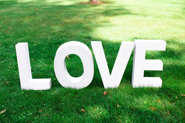 Las Grandes Letras Blancas Amor Exponen Hierba Verde Parque Decoraciones —  Fotos de Stock