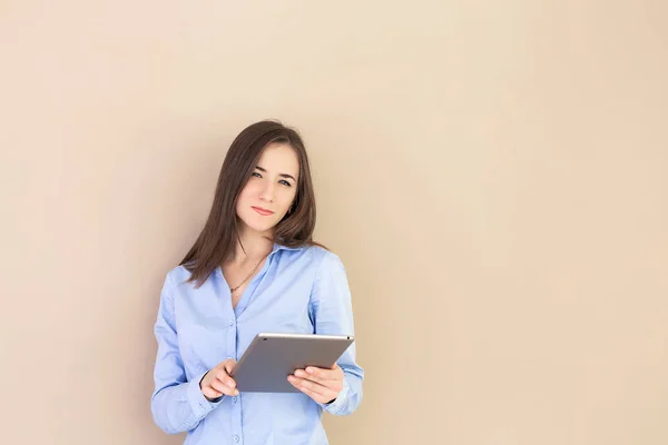 Elinde bir tablet ile akıllı bir kendine güvenen kız portresi. Uzaktan Eğitim. Serbest meslek. Kopya alanı.