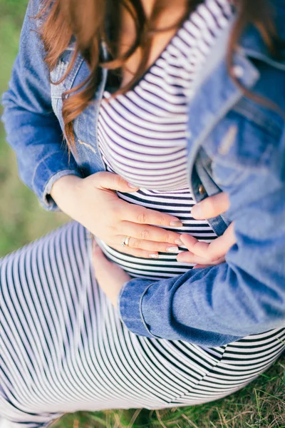 Счастливые будущие родители обнимают беременный живот — стоковое фото