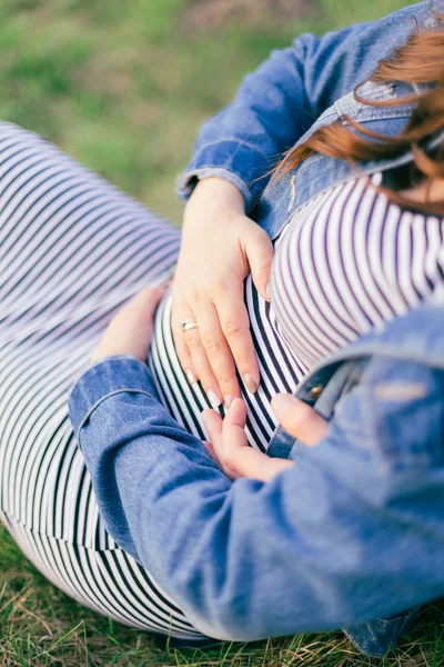 Leendő szülők ölelés a terhes has — Stock Fotó