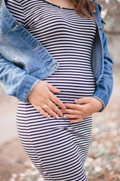 Heureuse femme enceinte étreignant son ventre — Photo