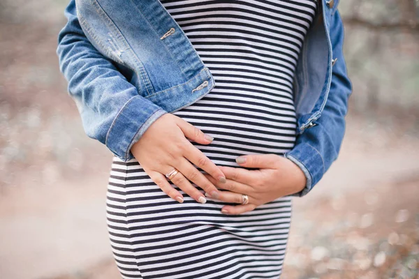 Egy terhes nő ölelgetés meg pocakját — Stock Fotó