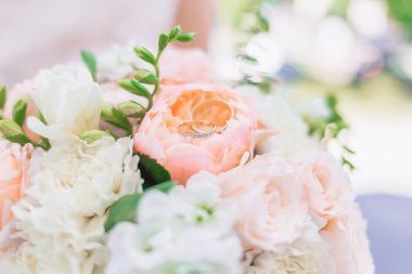 Bir düğün buketi üstünde düğün yüzükleri