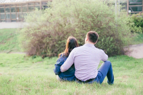 Los amantes se abrazan y miran a la distancia — Foto de Stock