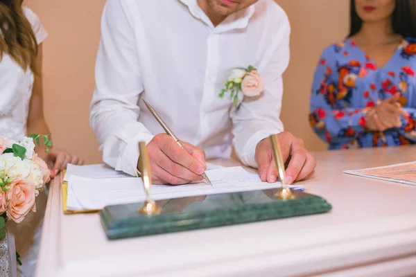 Damat evlenme iznini verir.