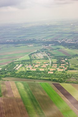 Uçak penceresinin manzarası. 