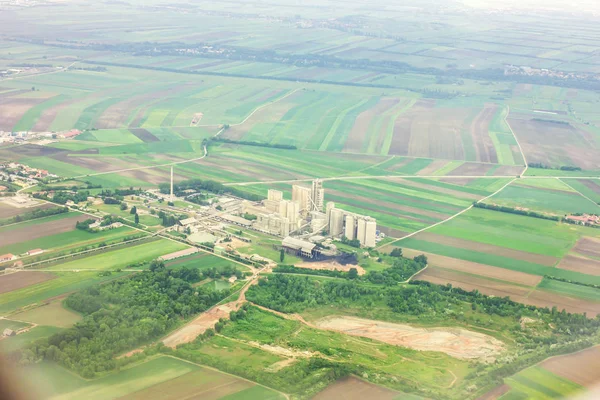 Şehir üzerinde uçak penceresinden görünümü düşüş sırasında 