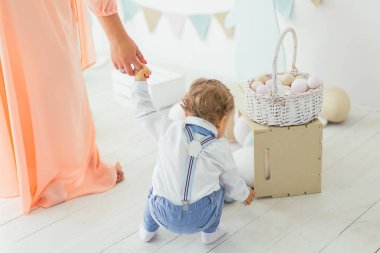 Annesi ile bir çocuk el tarafından yürür