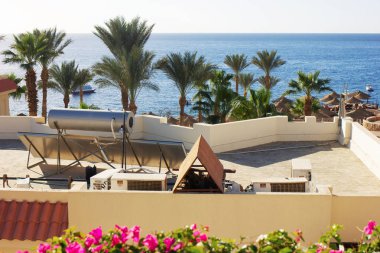 Sahilde evin çatısında güneş panelleri