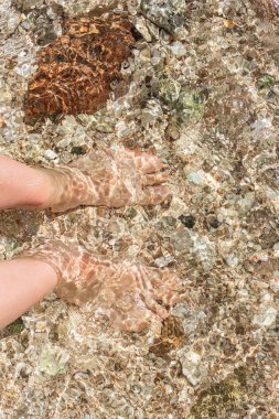 Deniz suyu ayaklarda