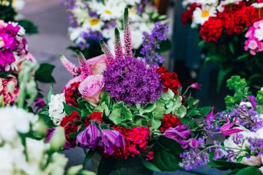Mor ve leylak tonlarında şık bir çiçek buketi