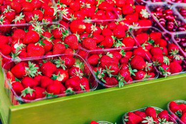 Çilek plastik sepetler içinde