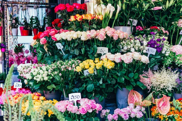 Venda de rosas no mercado de flores na Europa — Fotografia de Stock