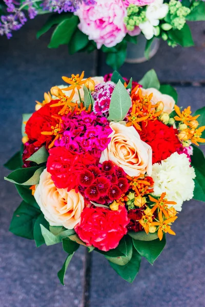 Ein Strauß Rosen und Nelken in Nahaufnahme — Stockfoto