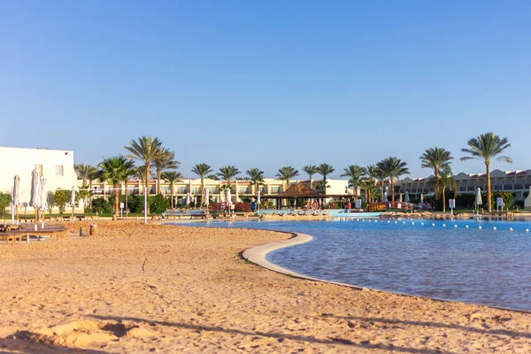 Praia de areia na piscina do hotel — Fotografia de Stock