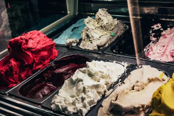 Показ мороженого в окне — стоковое фото