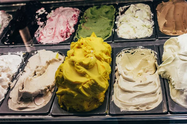Вкусное мороженое в окне — стоковое фото