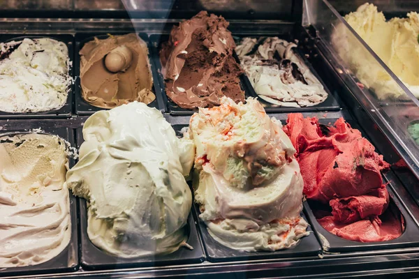 Вкусное натуральное мороженое в окне — стоковое фото
